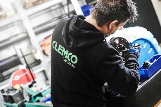 Clemco servicetekniker reparerer maskine