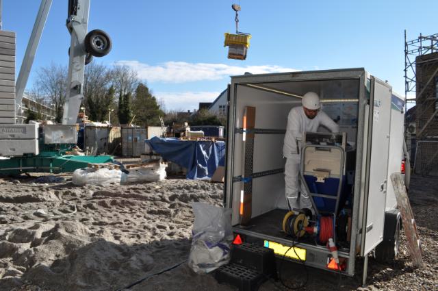 Maler arbejder i sparteltrailer
