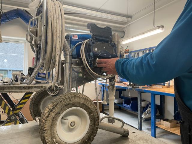 Clemco servicetekniker reparerer Graco malersprøjte